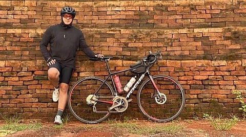 சைக்கிளிங் செல்லும் அஜித் - வைரலாகும் புகைப்படங்கள்