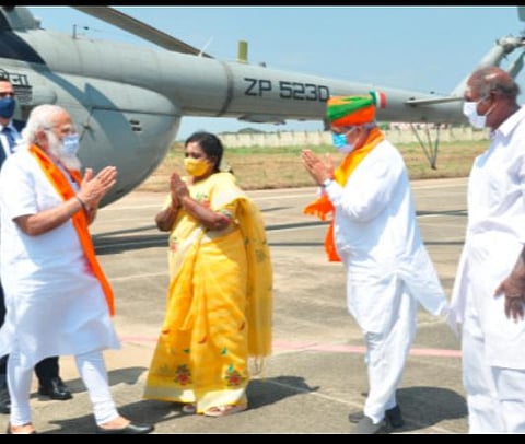 பிரதமர் மோடியை வரவேற்கும் தமிழிசை. அருகில், ரங்கசாமி உள்ளிட்டோர்.