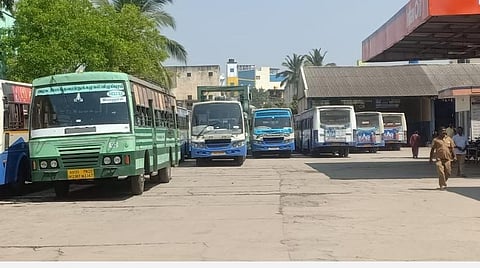 வேலைநிறுத்தம் காரணமாகத் திருப்பத்தூர் புதிய பேருந்து நிலையத்தில் வரிசையாக நிறுத்தப்பட்டுள்ள அரசுப் பேருந்துகள்.