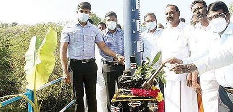 சாத்தனூர் அணையில் இருந்து பாசனத்துக்காக தண்ணீரை திறந்துவிட்ட ஆட்சியர்கள் சந்தீப் நந்தூரி, கிரண் குராலா.