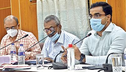 தூத்துக்குடி ஆட்சியர் அலுவலகத்தில் நடைபெற்ற விவசாயிகள் குறைதீர் நாள் கூட்டத்தில் ஏராளமான விவசாயிகள் கலந்து கொண்டனர். (அடுத்த படம்) கூட்டத்தில் மாவட்ட ஆட்சியர் கி.செந்தில் ராஜ் பேசினார்.                              படங்கள்: என்.ராஜேஷ்