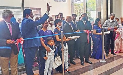 நாமக்கல்லில் அமைந்துள்ள சர்வதேச தரத்திலான தங்கம் கேன்சர் சென்டரை டாடா குழும சேர்மன் சந்திரசேகரன், மும்பை டாடா மெமோரியல் கேன்சர் மைய சிறப்பு நிபுணர் டாக்டர் ராஜேந்திர பத்வே, கோவை கட்டிடக்கலை நிபுணர் ரமணிசங்கர் ஆகியோர் திறந்து வைத்தனர். அருகில் மருத்துவமனை நிர்வாக இயக்குநர் டாக்டர் குழந்தைவேல்.