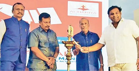 ஈரோடு வண்ணாங்காட்டுவலசில் உள்ள இந்து இன்டர்நேஷனல் பள்ளி, ஆச்சார்யா கல்விக்குழுமத்துடன் இணையும் விழாவில், பள்ளியின் தாளாளர்  கே.கே.பாலுசாமி குத்துவிளக்கேற்றினார். உடன் ஆச்சார்யா கல்விக்குழுமத்தின் தாளாளர் அரவிந்தன் மற்றும் பலர்.