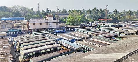 கடலூர் அரசு போக்குவரத்துக் கழக பணிமனையில் நிறுத்தி வைக்கப்பட்டுள்ள அரசு பேருந்துகள்.