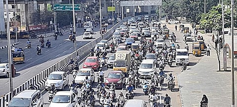 போக்குவரத்து தொழிலாளர்களின் வேலைநிறுத்தத்தால் சென்னையில் பெரும்பாலான பேருந்துகள் இயங்கவில்லை. ஆலந்தூர் மெட்ரோ ரயில் நிலையம் அருகே, பேருந்துகளின்றி சாலையில் சென்ற வாகனங்கள். படம்: எம்.முத்துகணேஷ்