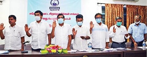 ஈரோடு மாவட்ட சிறுதொழில் சங்கத்தின் புதிய நிர்வாகிகள் பொறுப்பேற்றுக் கொண்டனர்.