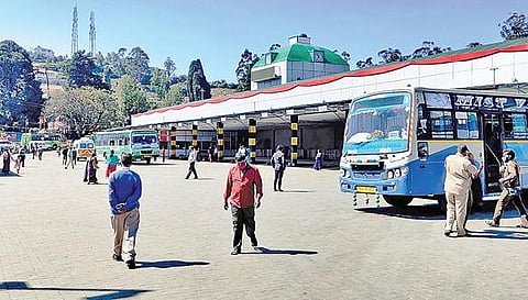 வேலைநிறுத்தப் போராட்டம் காரணமாக கோவை சுங்கம் பணிமனையில் நேற்று நிறுத்திவைக்கப்பட்டிருந்த அரசு பேருந்துகள். படம்:ஜெ.மனோகரன்