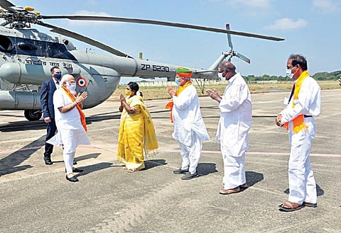 புதுவை லாஸ்பேட்டை விமான நிலையத்தில் பிரதமர் மோடியை ஆளுநர் தமிழிசையுடன் சென்று வரவேற்கும் என்.ஆர்.காங்கிரஸ் தலைவர் ரங்கசாமி.