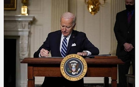 அமெரிக்காவில் குடியுரிமை: கிரீன் கார்டு மீதான தடையை நீக்கினார் ஜோ பைடன்