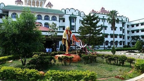 தொடக்கக்கல்வி ஆசிரியர் பதவி உயர்வு கலந்தாய்வுக்கு உயர் நீதிமன்றம் தடை