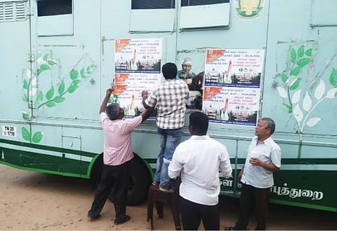 திருநெல்வேலி மாவட்ட ஆட்சியர் அலுவலகத்தில் அரசு விளம்பரங்கள், தலைவர்கள் படங்களை மறைத்து தேர்தல் விழிப்புணர்வு சுவரொட்டிகளை ஒட்டும் பணியில் ஊழியர்கள் ஈடுபட்டனர்.