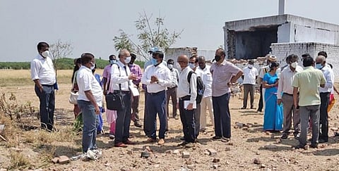 அச்சங்குளத்தில் வெடி விபத்து நடந்த பட்டாசு ஆலையில் ஆய்வு செய்த ஓய்வுபெற்ற உயர் நீதிமன்ற நீதிபதி கண்ணன் தலைமையிலான மத்தியக் குழுவினர்.