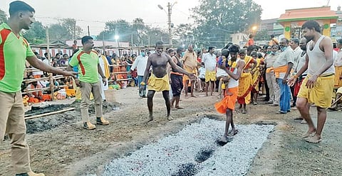 திண்டுக்கல் கோட்டை மாரியம்மன் கோயில் மாசித் திருவிழாவில் குழந்தையுடன் பூக்குழி இறங்கிய பக்தர்.