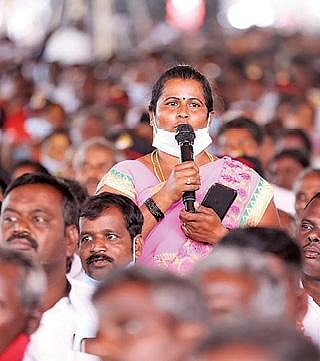 திண்டிவனம் அருகே தீவனூரில் நேற்று நடைபெற்ற ‘உங்கள் தொகுதியில் ஸ்டாலின்’ நிகழ்வில் பெண் ஒருவர் தனது கோரிக்கையை கூற, அதற்கு பதிலளிக்கிறார் திமுக தலைவர் ஸ்டாலின்.