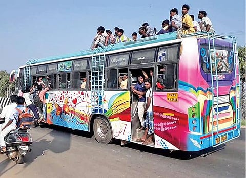 அரசுப் பேருந்துகள் இயங்காததால் உளுந்தூர்பேட்டையில் தனியார் பேருந்து  கூரை மீது பயணம் செய்யும் பயணிகள்.