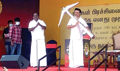 மதுராந்தகம் தொகுதியில் நடைபெற்ற ‘உங்கள் தொகுதியில் ஸ்டாலின்’  நிகழ்ச்சியில், திமுக தலைவர் மு.க.ஸ்டாலினுக்கு வெள்ளி ஏர் கலப்பை பரிசாக வழங்கப்பட்டது.