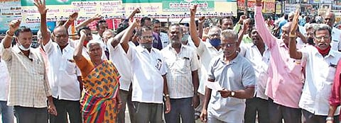 சேலம் பள்ளப்பட்டி அரசுப் போக்குவரத்துக் கழக பணிமனை முன்பு அரசுப் போக்குவரத்துக் கழக பணியாளர்கள் கூட்டமைப்பினர் நேற்று ஆர்ப்பாட்டத்தில் ஈடுபட்டனர். 			                 படம்: எஸ்.குரு பிரசாத்