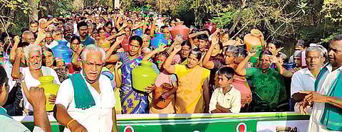 கீழ்பவானி வாய்க்காலில் கான்கிரீட் தளம் அமைக்க எதிர்ப்பு தெரிவித்து சென்னிமலையை அடுத்த தலவுமலையில் ஆர்ப்பாட்டத்தில் ஈடுபட்ட விவசாயிகள்.