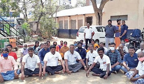 குடியிருப்பு பகுதியில் அலைபேசி கோபுரம் அமைத்ததற்கு எதிர்ப்பு தெரிவித்து தர்ணா