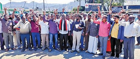 ஊதிய உயர்வு உள்ளிட்ட கோரிக்கைகளை வலியுறுத்தி போக்குவரத்து தொழிற்சங்கத்தினர் ஆர்ப்பாட்டம் வேலைநிறுத்தத்தால் 2-வது நாளாகவும் பெரும்பாலான பேருந்துகள் இயங்கவில்லை