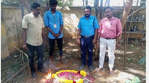 திருச்சி பெரியார் ஈவெரா கல்லூரி வளாகத்தில் இறந்த நாய்க்கு பேராசிரியர்கள், மாணவர்கள் உள்ளிட்டோர் இறுதிச்சடங்கு செய்து அஞ்சலி செலுத்தினர்.