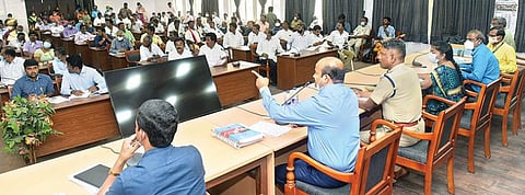 வேலூர் மாவட்ட ஆட்சியர் அலுவலகத்தில் சட்டப்பேரவை தேர்தல் குறித்து, அனைத்து அரசியல் கட்சி பிரமுகர்கள் மற்றும் தேர்தல் நடத்தும் அலுவலர்களுடன் ஆலோசனை கூட்டம் ஆட்சியர் சண்முகசுந்தரம் தலைமையில் நேற்று நடைபெற்றது. அருகில், மாவட்ட காவல் கண்காணிப்பாளர் செல்வகுமார், மாவட்ட வருவாய் அலுவலர் பார்த்தீபன் உள்ளிட்டோர். படம்: வி.எம்.மணிநாதன்.