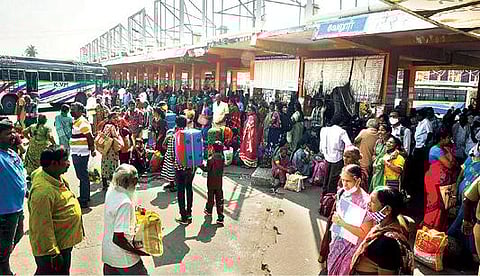 திருவண்ணாமலை மத்திய பேருந்து நிலையத்தில் நேற்று பேருந்துகளுக்காக நீண்ட நேரம்  காத்திருந்த பயணிகள்.