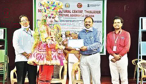 திருப்பத்தூர் தெருக்கூத்து கலைஞர் ஒருவருக்கு நிதியுதவியை வழங்கிய மாவட்ட ஆட்சியர் சிவன் அருள்.