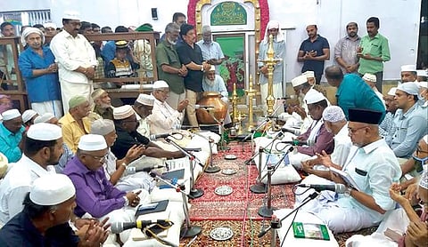 தக்கலை ஞானமாமேதை ஷெய்கு பீர் முகம்மது ஸாகிபு தர்கா ஆண்டு விழாவில்  நடைபெற்ற ஞானப்புகழ்ச்சி பாடும் நிகழ்ச்சியில் ஏராளமானோர் பங்கேற்றனர்.