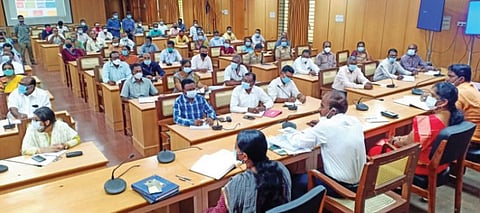 விழுப்புரத்தில் தேர்தல் நன்னடத்தை விதிமுறைகள் குறித்து அனைத்துத்துறை அலுவலர்களுக்கான ஆலோசனைக்கூட்டம் மாவட்ட தேர்தல் அலுவலர் அண்ணாதுரை தலைமையில் நடைபெற்றது.