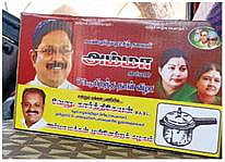 அமமுக பிரமுகர் படம், பெயருடன் அரியலூரில் 3,520 குக்கர்கள் பறிமுதல்