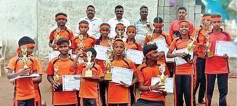 சிலம்பம் போட்டியில் வெற்றிப்பெற்ற மாணவர்களுக்கு பரிசுகள் வழங்கப்பட்டன.