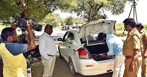 தி.மலை அடுத்த நல்லவன்பாளையம் கிராமத்தில் நேற்று வாகனத்தை சோதனை  செய்த காவல் துறையினர்.