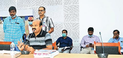 வேலூர் மாவட்ட ஆட்சியர் அலுவலகத்தில் தேர்தல் கட்டுப்பாட்டு அறையை திறந்து வைத்து, அதில் பணியாற்றக்கூடிய அரசு அலுவலர்களுக்கு பயிற்சி வகுப்புகளை தொடங்கி வைத்து பேசும் ஆட்சியர் சண்முகசுந்தரம்.