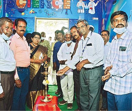 பென்னாத்தூர் அரசு மேல்நிலைப்பள்ளியில் அறிவியல் ஆராய்ச்சி கூடத்தை திறந்து வைத்த வேலூர் மாவட்ட முதன்மை கல்வி அலுவலர் குணசேகரன்.