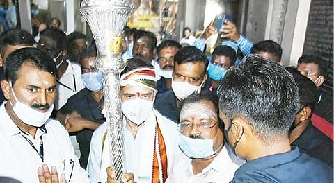 நெல்லையப்பர் கோயிலுக்கு வந்த ராகுல்காந்திக்கு மாநகர் மாவட்ட காங்கிரஸ் தலைவர் கே.சங்கரபாண்டியன் வெள்ளி செங்கோல் நினைவு பரிசாக வழங்கினார்.