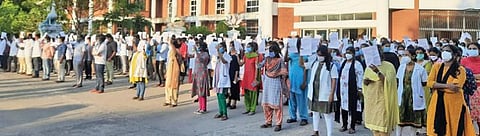 சிதம்பரம் ராஜா முத்தையா மருத்துவக் கல்லூரி மாணவர்கள் அரசாணையில் உள்ள கட்டணத்தை வசூல் செய்யக் கோரி ஆர்ப்பாட்டத்தில் ஈடுபட்டனர்.