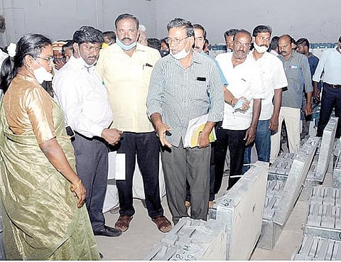 காஞ்சிபுரம் மாவட்டத்தில் தேர்தல் பயிற்சி வகுப்புகள் மற்றும் வாக்காளர் விழிப்புணர்வு நிகழ்ச்சிகளுக்காக அனைத்துக் கட்சி பிரமுகர்களின் முன்னிலையில் மாவட்ட ஆட்சியர் மகேஸ்வரி  மின்னணு வாக்குப்பதிவு இயந்திரங்களை தேர்தல் நடத்தும் அலுவலர்களிடம் வழங்கினார்.