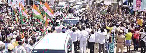 தென்காசி மாவட்டம்  ஆலங்குளத்தில் பிரச்சாரம்  மேற்கொண்ட  ராகுல் காந்தி. படம்: மு.லெட்சுமி அருண்