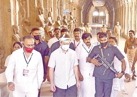 திருநெல்வேலி நெல்லையப்பர்  கோயிலில் சுவாமி தரிசனம்  செய்த பின்னர் பிரகாரத்தை வலம் வந்த  ராகுல்காந்தி.