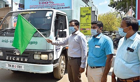 தூத்துக்குடியில் வாக்காளர் விழிப்புணர்வு வீடியோ பிரச்சார வாகனத்தை மாவட்ட ஆட்சியர் கி.செந்தில் ராஜ் கொடியசைத்து தொடங்கி வைத்தார்.     படம்: என்.ராஜேஷ்