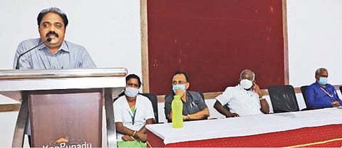 தொட்டியம் கொங்குநாடு கல்வி நிறுவனத்தில் நடைபெற்ற வேலைவாய்ப்பு முகாமில் பிஎஸ்டி இன்ஜினியரிங் நிர்வாக இயக்குநர் தென்னரசு பேசினார். அருகில் கல்லூரி சேர்மன் பெரியசாமி.