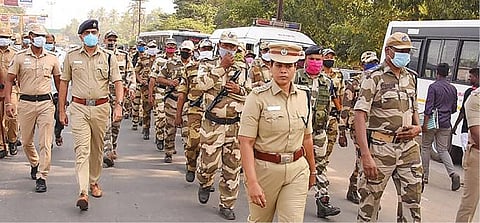 கள்ளக்குறிச்சி பேருந்து நிலையத்தில் பொதுமக்களிடம் தேர்தலில் வாக்களித்தல் தொடர்பாக பேசும் மாவட்ட காவல் கண்காணிப்பாளர்.