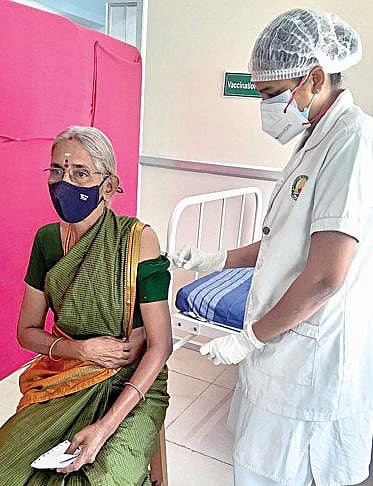 சென்னை ராஜீவ் காந்தி அரசு பொது மருத்துவமனையில் மூதாட்டி ஒருவருக்கு கரோனா தடுப்பூசி போடப்பட்டது. சுகாதாரச் செயலாளர் ஜெ.ராதாகிருஷ்ணன், பொது சுகாதாரத் துறை இயக்குநர் செல்வவிநாயகம், ராஜீவ் காந்தி அரசு மருத்துவமனை முதல்வர் தேரணி ராஜன் உடனிருந்தனர். படம்: பு.க.பிரவீன்