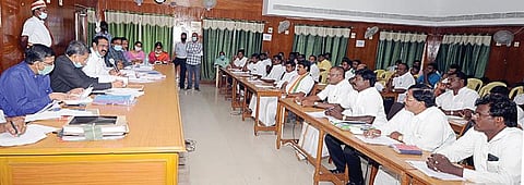 திருவள்ளூர் மாவட்ட ஆட்சியர் அலுவலகத்தில் நேற்று மாவட்ட தேர்தல் அலுவலர் பொன்னையா தலைமையில் தேர்தல் நடத்தை விதிகள் தொடர்பாக அனைத்து அங்கீகரிக்கப்பட்ட அரசியல் கட்சி பிரதிநிதிகளுடனான ஆலோசனைக் கூட்டம் நடைபெற்றது. இதில் மாவட்ட வருவாய் அலுவலர் முத்துசாமி,  மாவட்ட ஆட்சியரின் நேர்முக உதவியாளர் (தேர்தல்) முரளி உள்ளிட்டோர் பங்கேற்றனர்.