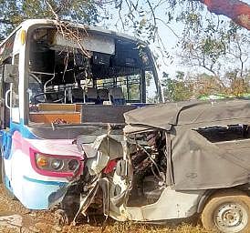 அவிநாசி அருகே கருமாபாளையத்தில் விபத்துக்குள்ளான தனியார் பேருந்து மற்றும் ஜீப்.