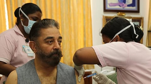 கரோனா தடுப்பூசி போட்டுக்கொண்ட கமல்.