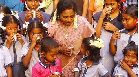 புதுச்சேரியில் பள்ளிகள் முழு நேரம் இயங்கத் தொடங்கின: காலையில் பால் வழங்கும் திட்டம்: தமிழிசை ஆய்வு