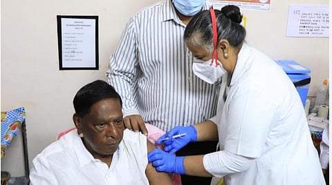 கரோனா தடுப்பூசி செலுத்திக்கொள்ளும் முன்னாள் முதல்வர் நாராயணசாமி.