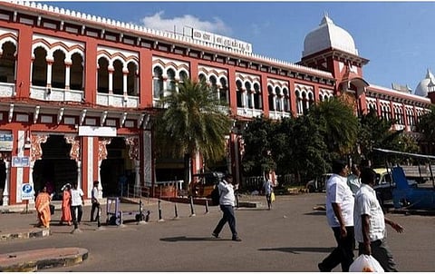 சென்னை எழும்பூர் ரயில் நிலையம்.